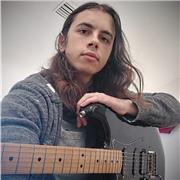 Guitarrista enseña improvisación en guitarra eléctrica, presencialmente o online